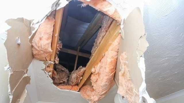 تدمير منزل بريطاني بعد سقوط كتلة جليدية عليه من طائرة.. والسلطات: أمر شائع
