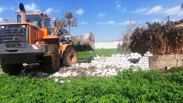 إزالة تعديات على الأراضي الزراعية شمال بني سويف