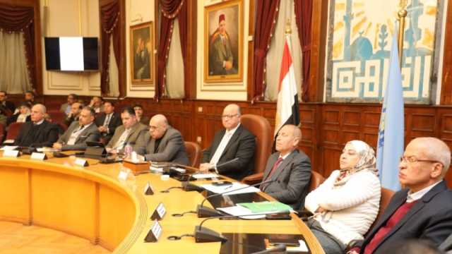 محافظ القاهرة يوجه بتيسير إجراءات الحصول على تراخيص المحال التجارية