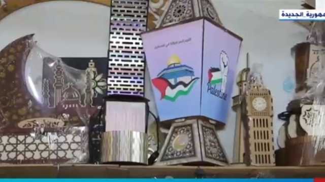 ورش دمياط تبدع في صناعة فوانيس رمضان الخشبية.. علم فلسطين الأكثر طلبا