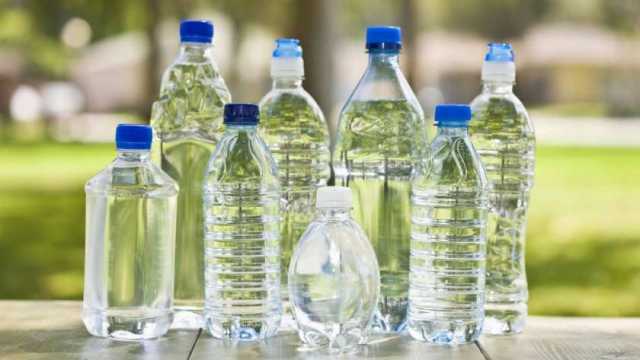 كم مرة يمكن إعادة استخدام زجاجة المياه البلاستيكية؟.. تساعد على نمو البكتيريا