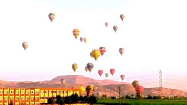 900 سائح يستمتعون برحلات البالون الطائر في الأقصر اليوم