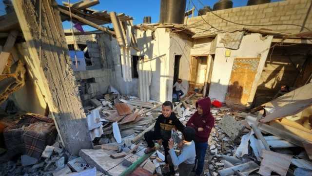 أطفال فلسطينيون يصمدون بـ«علامة النصر» في وجه الاحتلال: «سنبقى هنا لآخر نفس»