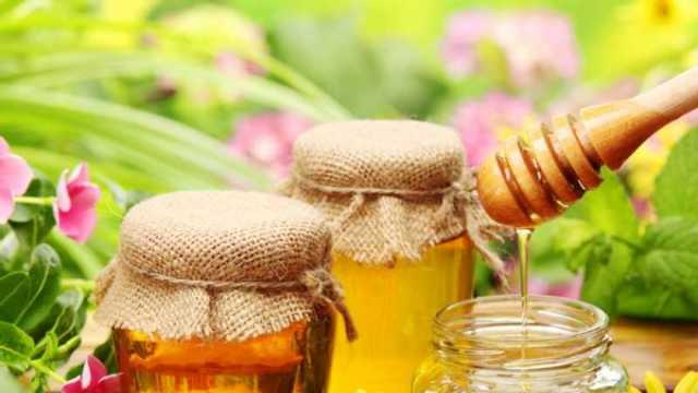 هل يمكن استبدال السكر بالعسل صحيًا؟.. تحذير لأصحاب هذا المرض