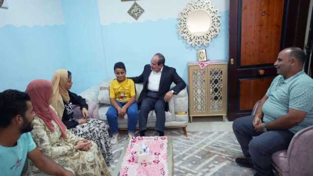 رب الأسرة التي زارها الرئيس السيسي: دخلته علينا تشرح القلب.. والزوجة: جبر خاطرنا