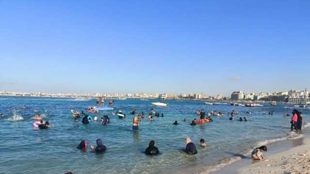 إقبال كبير على شواطئ مرسى مطروح هربا من حرارة الجو (صور)