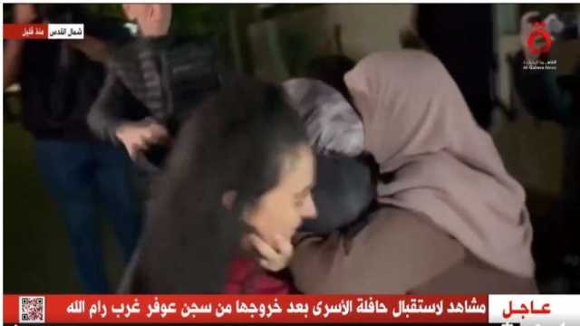 أم فلسطينية تفقد وعيها بعد رؤية ابنها المحرر.. دخل طفلا وخرج شابا (فيديو)