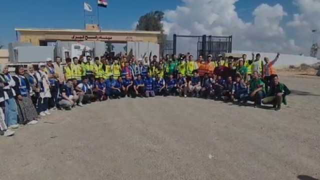 شباب التحالف الوطني أمام معبر رفح استعدادا لنقل المساعدات إلى غزة: «مسافة السكة»