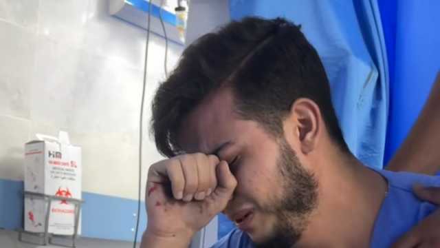 طبيب يتفاجأ بوالده بين شهداء القصف الإسرائيلي لغزة.. استقبله بالطوارئ (فيديو)