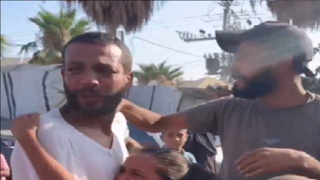 أحضان وبكاء.. لحظة لقاء أسير من غزة بأطفاله بعد الإفراج عنه (فيديو)
