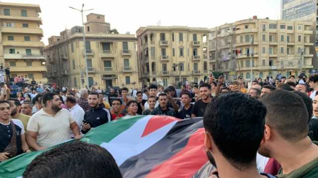 علم طوله 18 مترا.. حشود في شوارع المنصورة لرفض تهجير الفلسطينيين