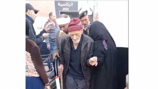 «سليمان» عمره 85 سنة ويتقدم صفوف الناخبين بالبساتين: متخليش حاجة تمنعك