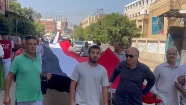 علم مصر بطول 600 متر يزين مسيرة في المنوفية لتأييد الرئيس السيسي
