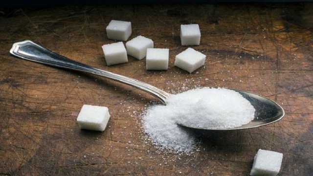 الحكومة: السكر متوافر في الأسواق.. والمخزون آمن حتى أبريل المقبل