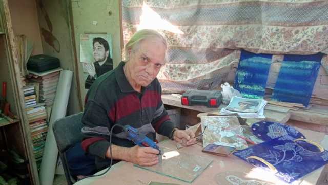«عم سعيد» 60 سنة في عشق الزجاج.. حارس فن الحفر اليدوي والتحف بالقليوبية