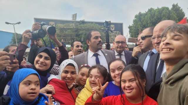 أطفال متلازمة داون يلتقطون صورا مع محافظ القاهرة أمام لجنة الانتخابات بالأهلي