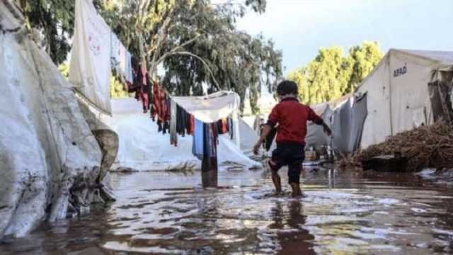 معاناة تحت خيام مهترئة.. شتاء قاسٍ وأمواج تهدد حياة النازحين في غزة