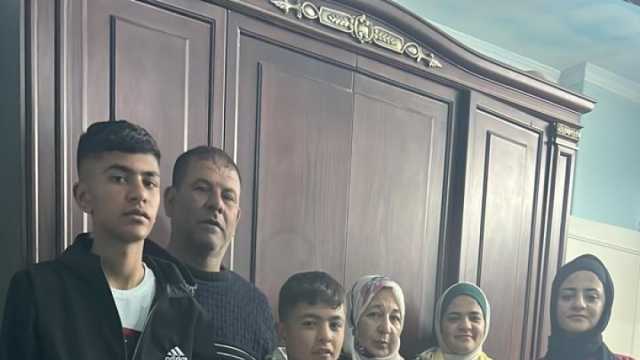 والدة الطفل الفلسطيني محمد أنور بعد وصولها مصر: من الصبح هروح بيه المستشفى