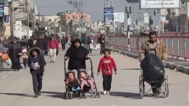 «على عربية كارو».. نزوح أسرة فلسطينية من مخيم البريج إلى دير البلح (فيديو)