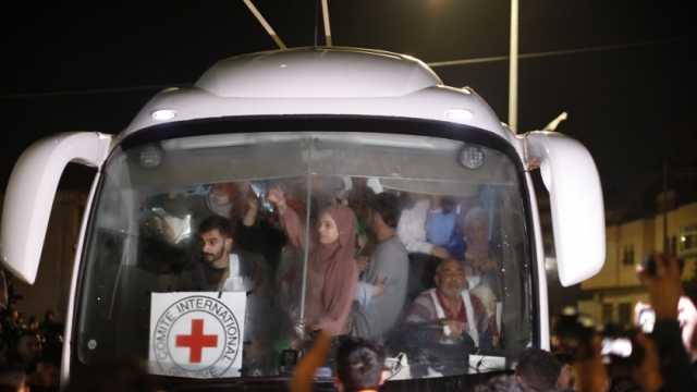 القاهرة الإخبارية: الدفعة السادسة من المحتجزين الإسرائيليين تضم 5 أطفال و7 نساء