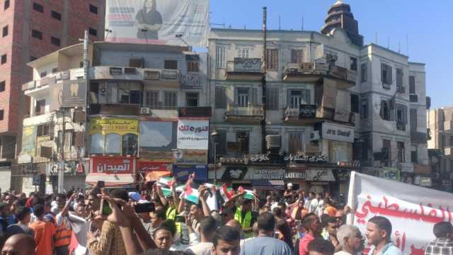 أهالي قنا ينظمون وقفة تضامنية بميدان الساعة لدعم فلسطين (صور)