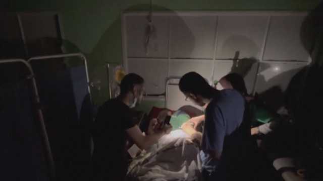 بعد انقطاع الكهرباء.. أطباء مستشفى الشفاء بغزة يجرون العمليات على ضوء الهواتف