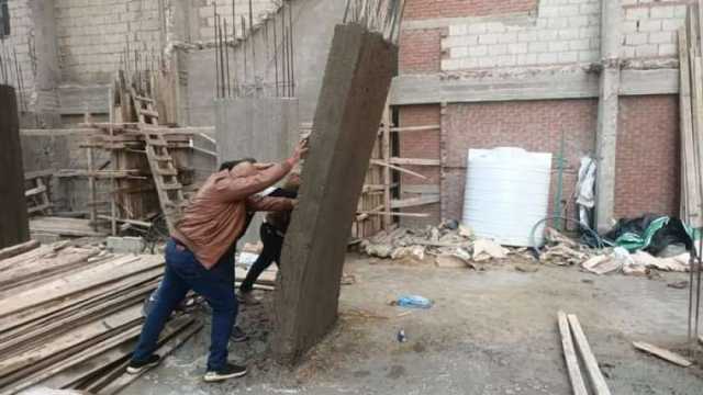 إزالة أعمال بناء مخالف وفك شدة خشبية بحي المنتزه ثان في الإسكندرية