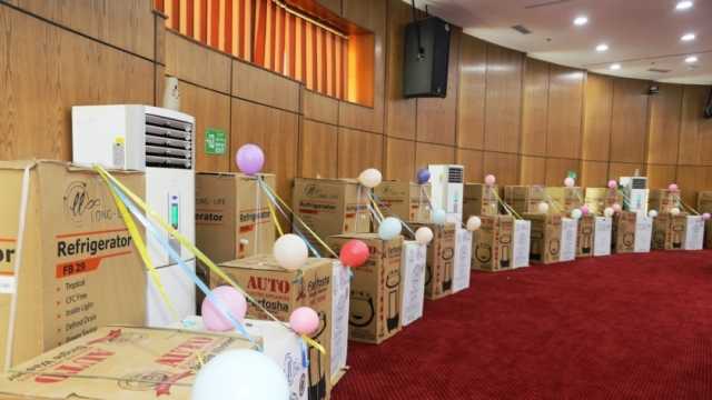 توزيع 25 جهاز عروسين للأسر الأولى بالرعاية في محافظة السويس