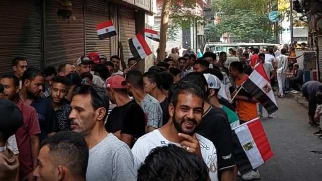 بالأعلام.. توافد المواطنين على تحرير توكيلات مرشحي الرئاسة بالأزبكية