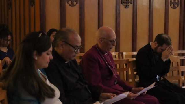 رئيس أساقفة الكنيسة الأسقفية يشارك في صلوات الجمعة العظيمة