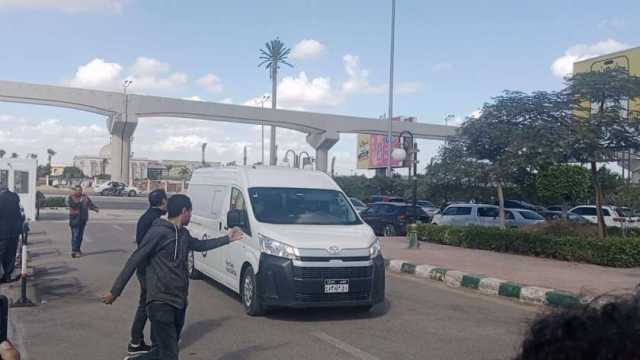 وصول جثمان طارق عبد العزيز إلى مسجد الشرطة لأداء صلاة الجنازة