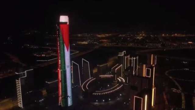 إضاءة البرج الأيقوني بالعاصمة الإدارية بعلمي مصر وفلسطين وشعار قمة القاهرة للسلام