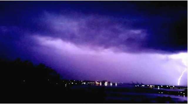لون السماء تغير.. عاصفة كهربائية تضرب هافانا الكوبية وانقطاع الكهرباء (صور)