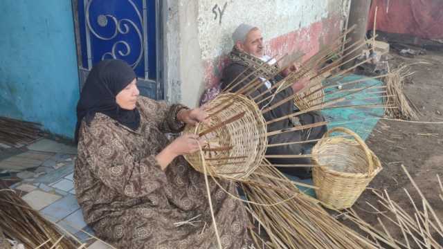 «السبَت الخوص».. قصة كفاح «سيد ونجية» للحفاظ على تراث أصيل من الاندثار