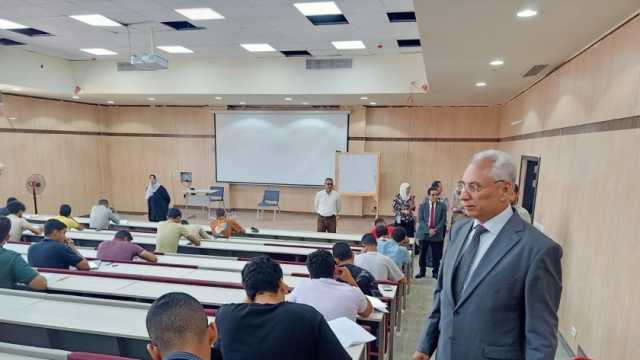 رئيس جامعة المنيا يتفقد انتظام سير العملية الامتحانية بالكليات الأهلية