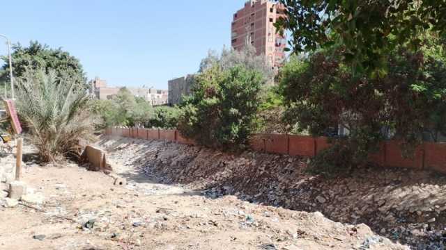 نائب محافظ القاهرة تتابع تطهير مخرات السيل وتوجه بماوصلة رفع المخلفات