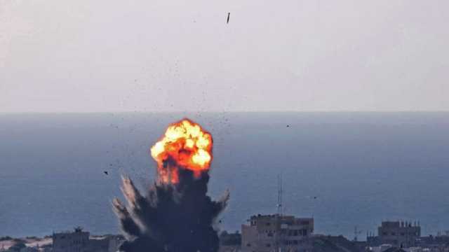 الاحتلال الإسرائيلي يشن قصفا جويا ومدفعيا شمال مخيم النصيرات وسط غزة