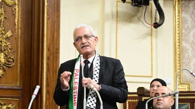 نائب يطوّق رئيس الوزراء بالوشاح الفلسطيني خلال جلسة البرلمان