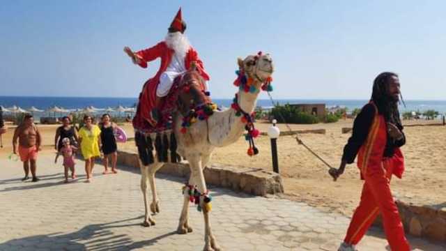 بزي بابا نويل.. آلاف السياح يحتفلون بعيد سانتا كلوز على شواطئ مرسى علم