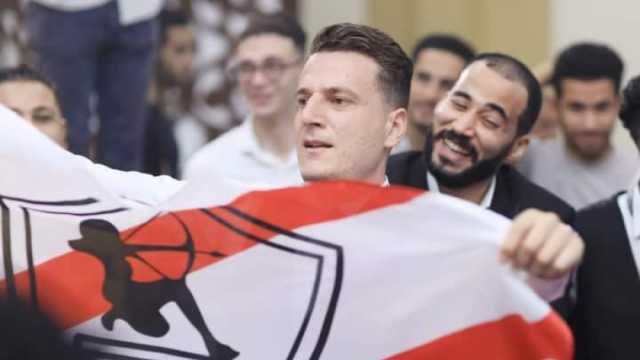 عروسان يرفعان علم الزمالك في زفافهما بكفر الشيخ: «حبه بيجري في دمنا» (صور)