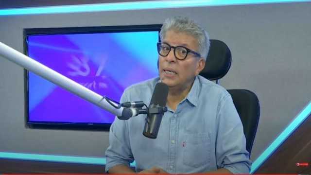 خالد منتصر لـ«بين السطور»: رميت نفسي في حضن الكتب لتعويض فقدان والدتي