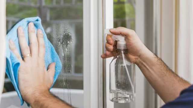 طريقة سحرية لتنظيف النوافذ.. «خطوات سهلة هتخلصك من الغبار والأوساخ»