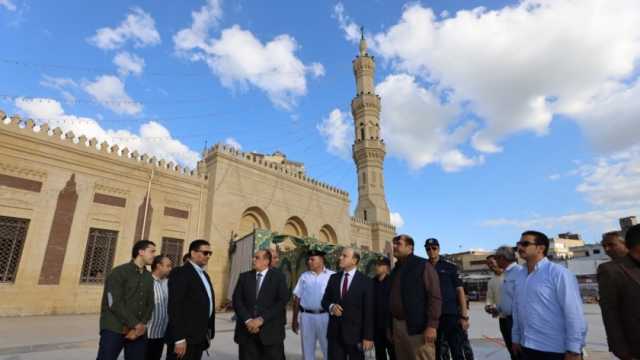 «صلى العصر بمسجد الدسوقي».. محافظ كفر الشيخ يتفقد تطوير الميدان الإبراهيمي