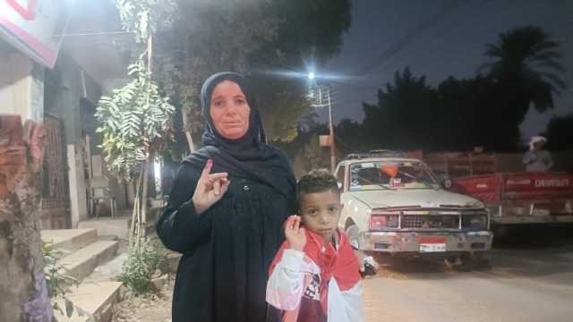 سيدة بقنا تصطحب حفيدها للانتخابات بعلم مصر: «بعلمه حب الوطن»