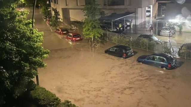 إنقاذ طفل تشبث طوال الليل بشجرة هربا من الفيضانات في إسبانيا