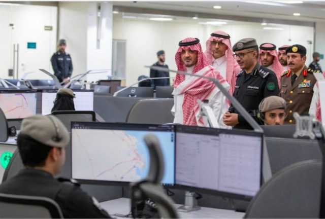 وزير الداخلية يتابع سير العمل في مركز (911) بالمنطقة الشرقية