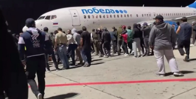 عشرات الغاضبين يقتحمون مطار داغستان بحثًا عن إسرائيليين: لا مكان لقتلة الأطفال بيننا
