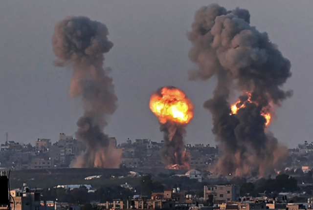 استشهاد 59 فلسطينيًا اليوم في غارات إسرائيلية استهدفت منازلهم بقطاع غزة