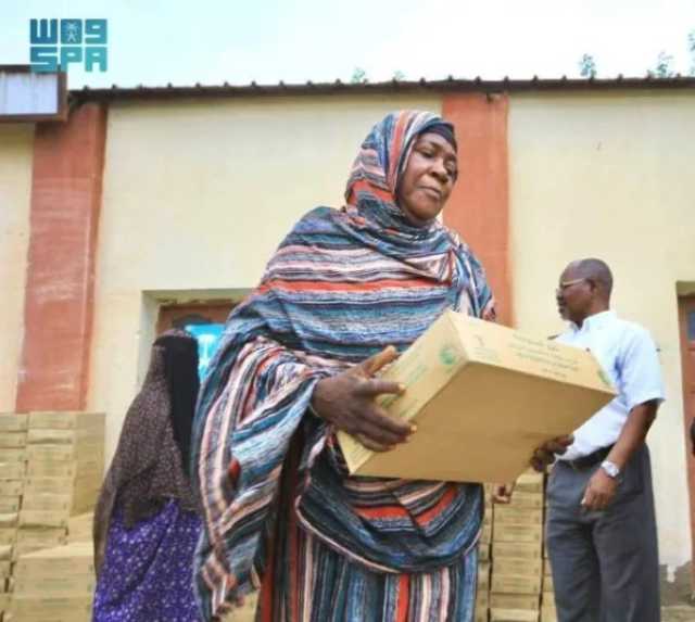 مركز الملك سلمان للإغاثة يوزع 7041 كرتون تمر على الأسر الأكثر احتياجًا في السودان