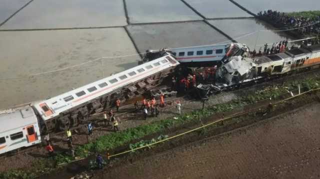 اصطدام قطارين في “جاوة” الإندونيسية يقتل ويصيب 31 شخصًا